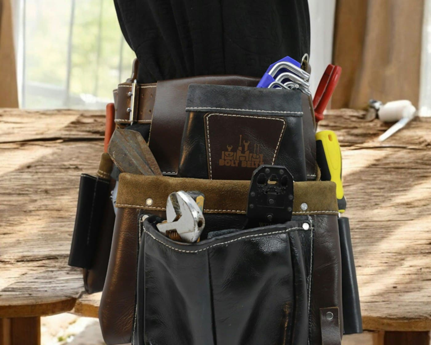 BEISPIEL-FOTO: Werkzeuggürtel mit Handwerkzeugen auf einem Holztisch
